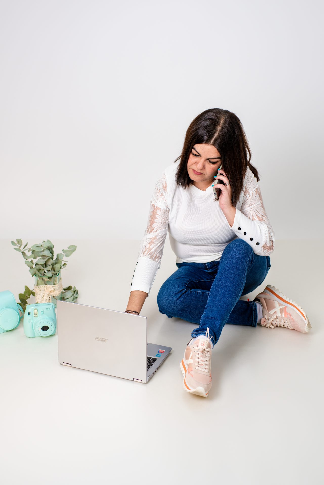 imagen de una consultora de marketing digital sentada en el suelo con un portátil