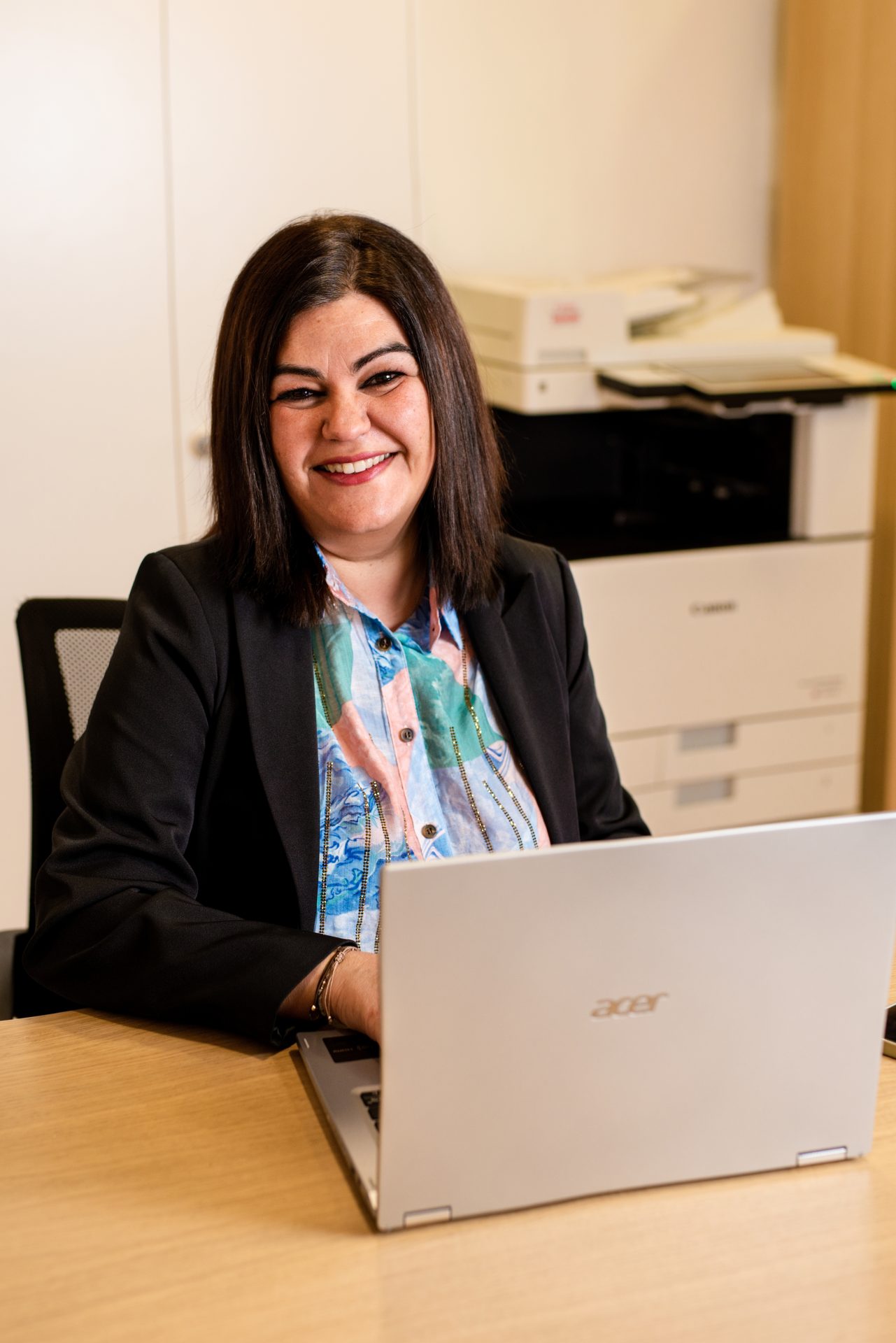 imagen de consultora de marketing digital en una mesa sentada con un ordenador